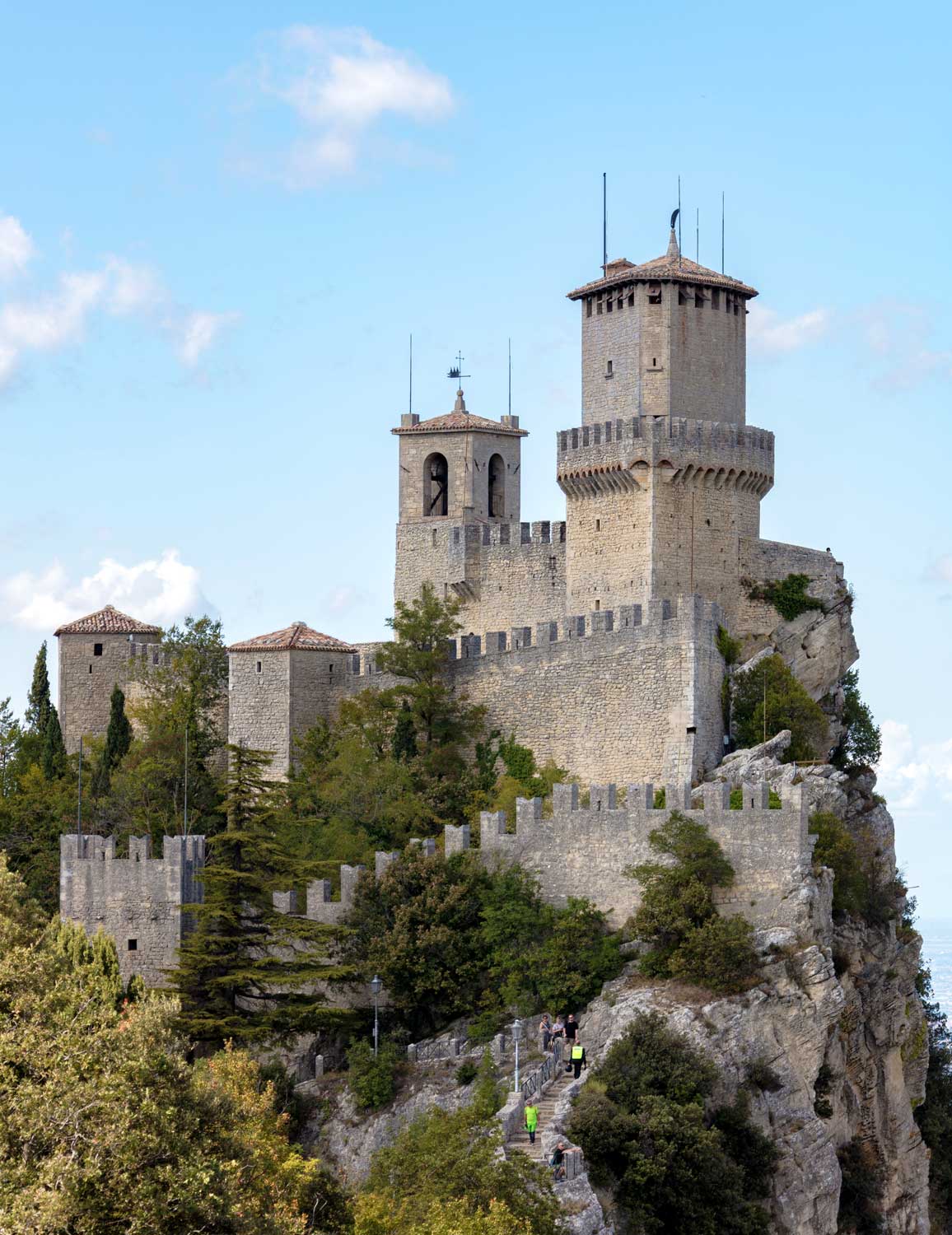 1_Torre_Guaita,_San_Marino,_2022-09-20_Diego-Delso-web.jpg
