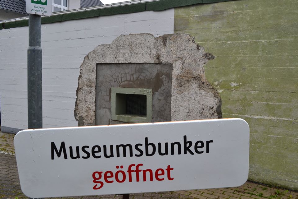 FRW_Tarnbunker_Schild_Museumsbunker_geöffnet.jpg
